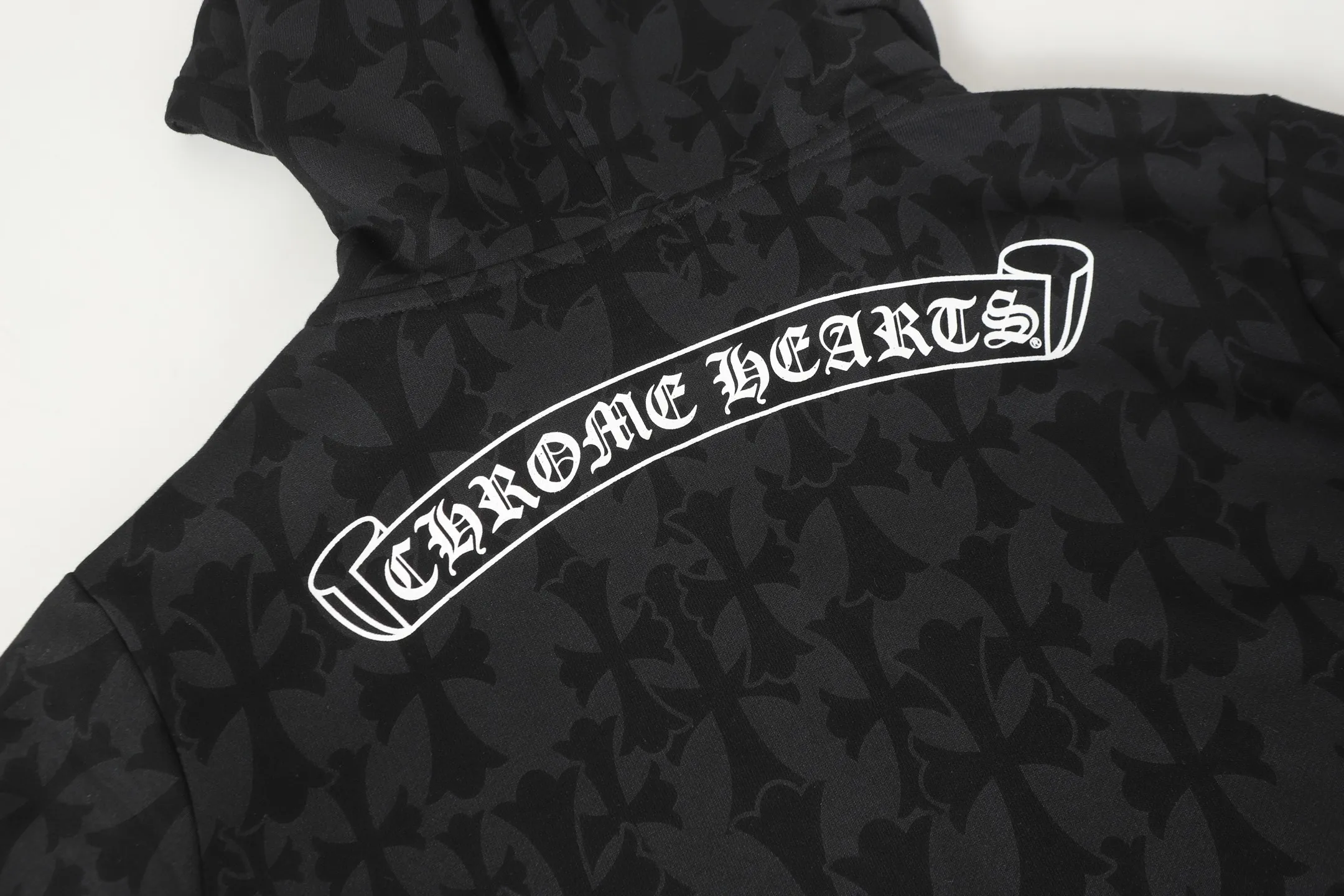 P290 Cross-border running quantity model, please do not place an order if you pursue quality - Chrome Hearts/Chrome Hearts Sanskrit dark pattern all-over printed cross ✝️ Printed zipper sweatshirt cardigan jacket - High weight, high density and high quality. The wool is soft, delicate and skin-friendly. Soft and silky to the touch. Warmth and skin-friendly. - Custom-woven and dyed with no color difference. No matter the fabric or workmanship details, it beats the ordinary version on the market - Hardware zipper accessories are all customized, full of details - Color: black -Size: S M L XL